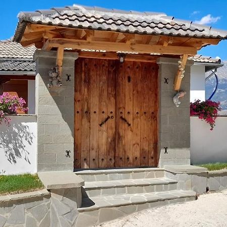 B Vishe Guest House Gjirokastër Eksteriør bilde