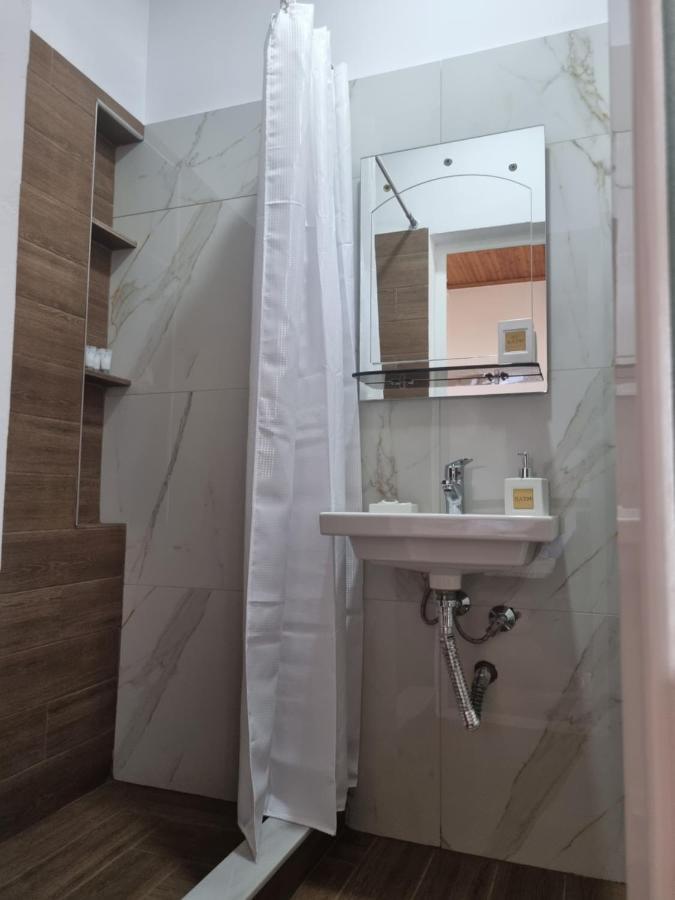 B Vishe Guest House Gjirokastër Eksteriør bilde